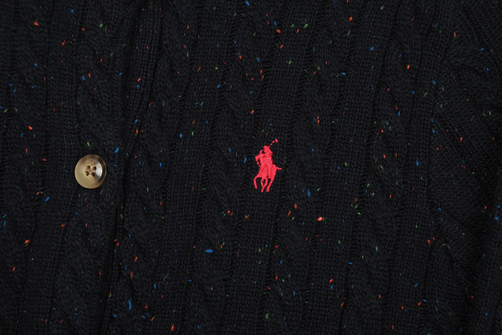 🅿️230 "Top quality" Style number: DS018# [Ralph Lauren wool blend pony embroidered logo twist knitted cardigan] ✅Ralph Lauren gradient multi-color dot versatile knitted cardigan jacket for all seasons ✅15% Merino cotton wool 85% wool blend Customized laser buttons Clean and clear texture ✅ZP quality 1:1 pattern making Scan the code to enter the GF website Counter quality ✅Details and quality are the only one in Guangzhou. Imported quality wool. Focus on high-end. Cost-effective. Needless to say good quality. ✅Restore the original version. The maximum size can be worn up to 150 pounds. Loose, comfortable and stress-free. ✅The upper body is simple and easy to wear. A must-have for goddess ootd. Good-looking clothes are never picky. A must-have in the goddess's wardrobe. Size: S-L. Color: Navy blue, light blue, off-white, leather pink, Christmas red.